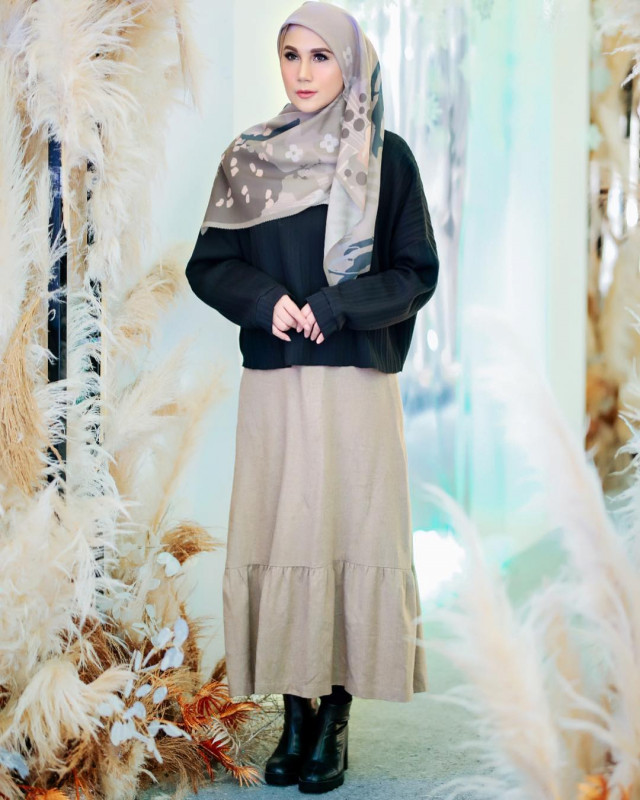 Tampil Merona ala Marini Zumarnis dengan Hijab Segi Empat