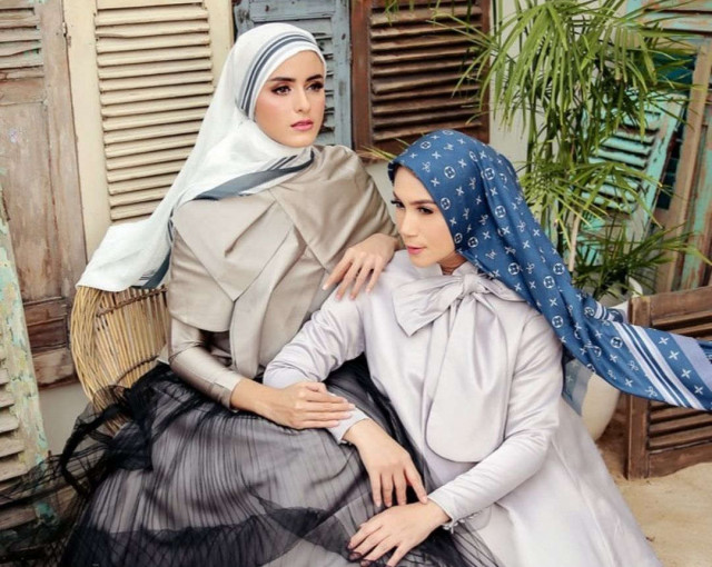 Tampil Merona ala Marini Zumarnis dengan Hijab Segi Empat