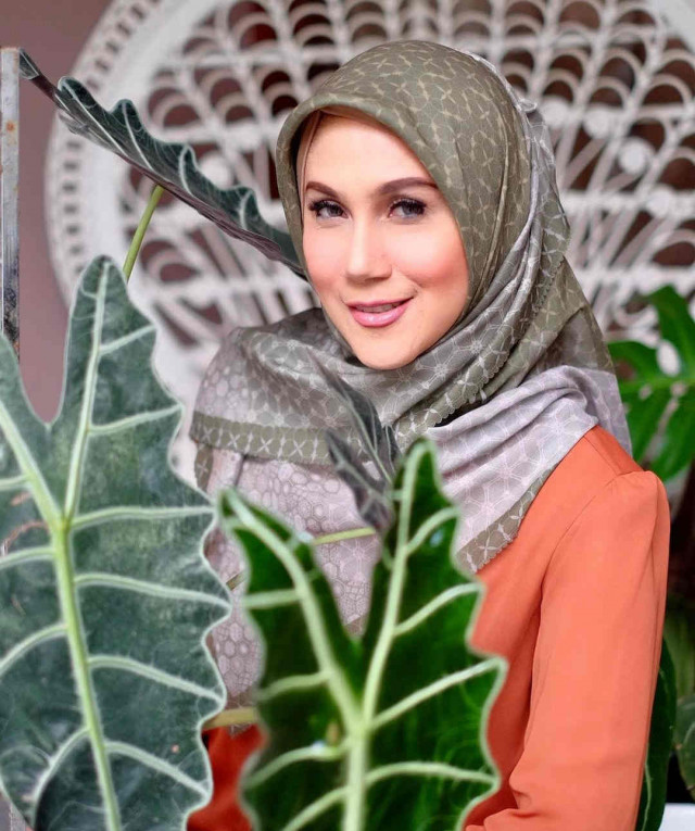 Tampil Merona ala Marini Zumarnis dengan Hijab Segi Empat