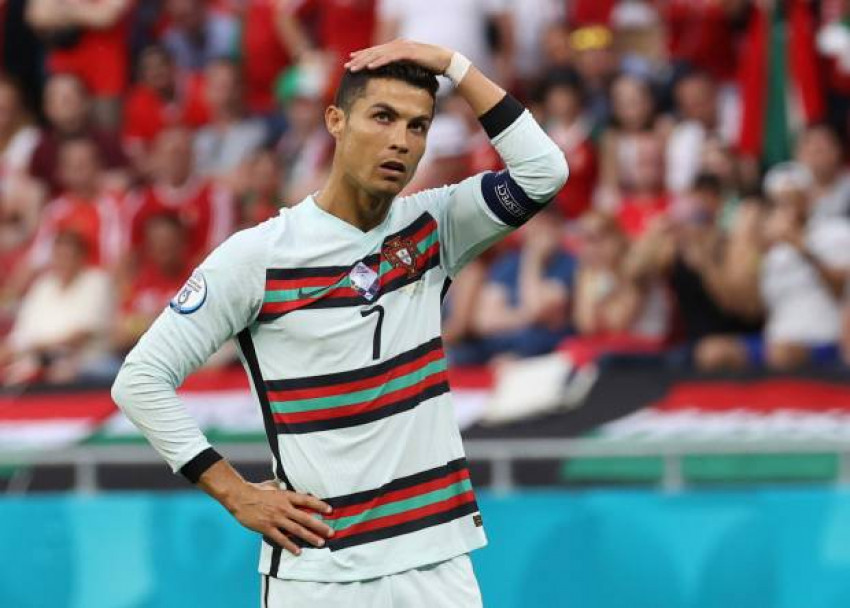 Botol Coca-Cola Disingkirkan saat Jumpa Pers, Ronaldo Pilih Air Putih
