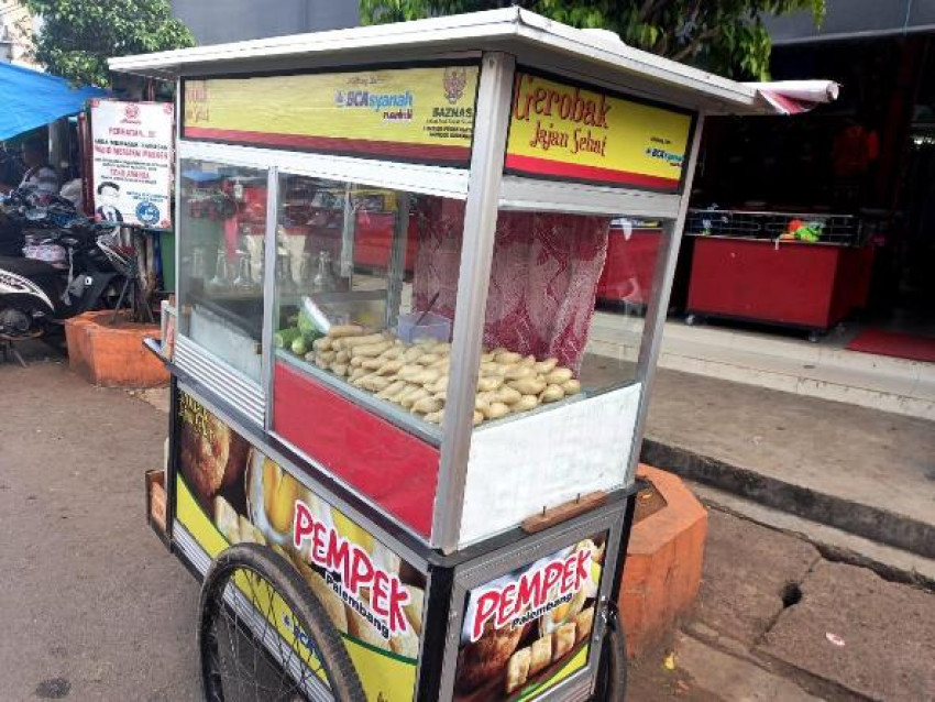 Berkat Sinergi BAZNAS dan BCA Syariah, Usaha Pempek Saliman Semakin Meningkat