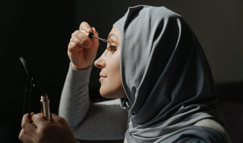 Kiat Hilangkan Noda Kosmetika yang Menempel di Hijab