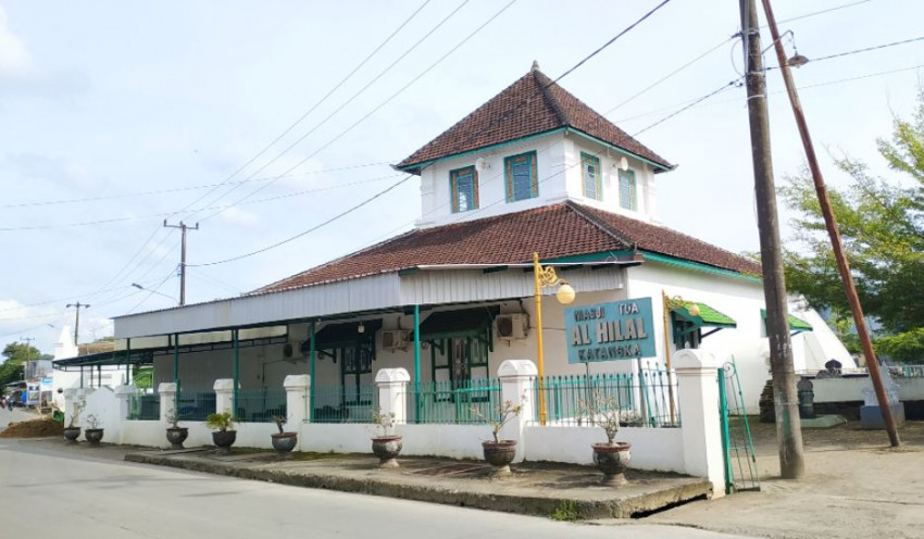 Shalat di Masjid Dekat atau Jauh? Begini Penjelasan Ustadz Adi Hidayat