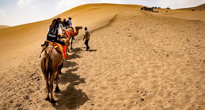 Senandung Syahdu Pasir Bernyanyi di Bukit Mingsha China