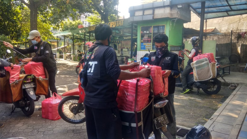 Humanity Bikers Antar 1.000-an Paket Makanan dari ACT untuk Warga