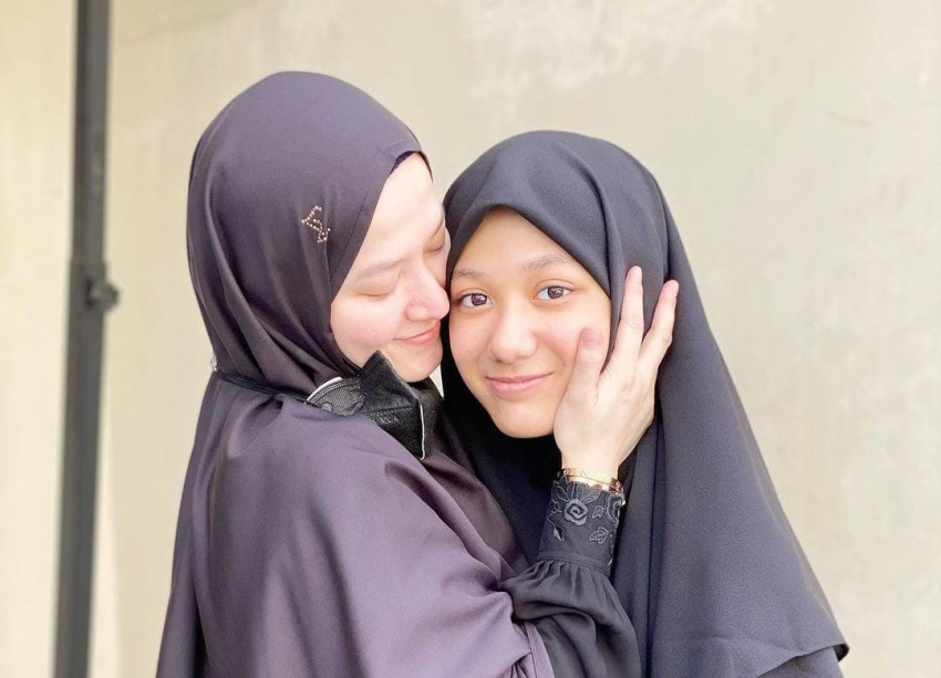 Curahan Hati Lyra Virna Saat Lepas Anak Belajar ke Pesantren