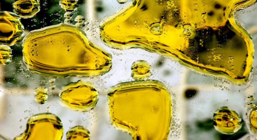 4 Cara Efektif untuk Hilangkan Noda Minyak di Dapur