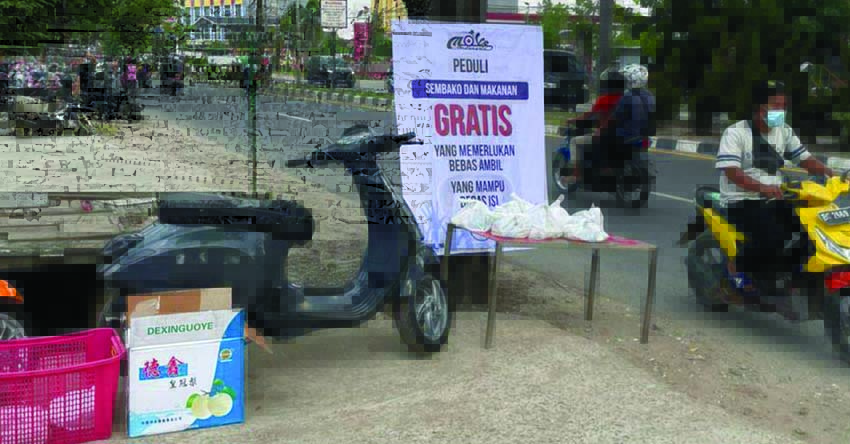 Komunitas Modern Vespa Bagikan Sembako untuk Warga Terdampak PPKM