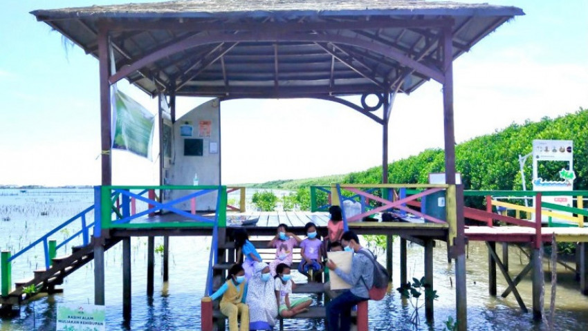 Yayasan Kalla dan Ocean Trip Makassar Edukasi Anak-Anak Pesisir