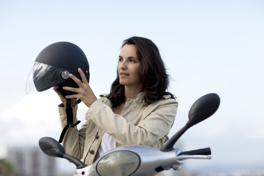 Akhir Pekan Tiba, Saatnya Bersihkan Helm Agar Tak Bau Apek