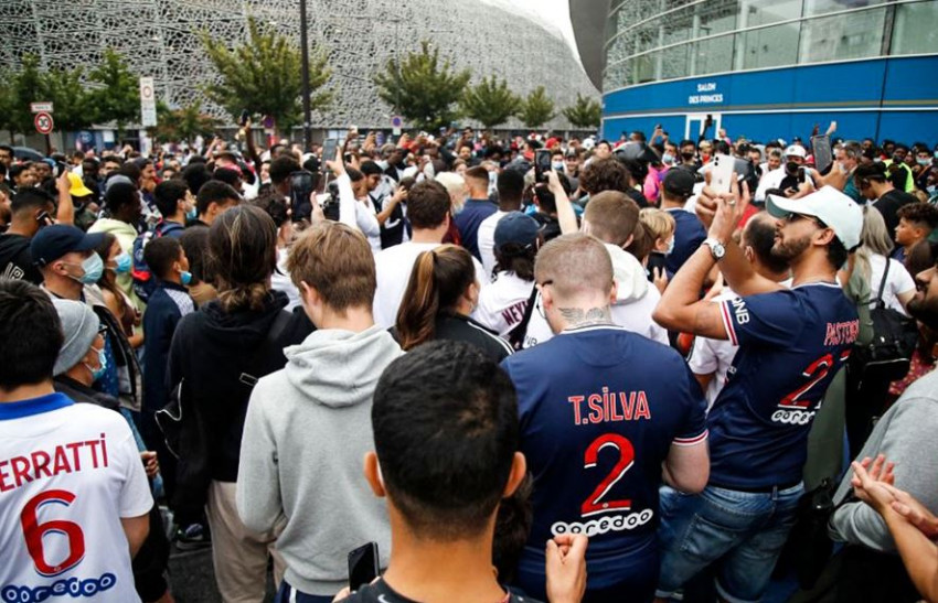 Parc des Princes Penuh Sesak, Fan PSG Sambut Kedatangan Lionel Messi