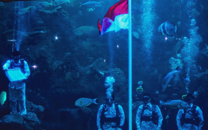 Ancol Gelar Upacara Pengibaran Bendera di Dalam Air