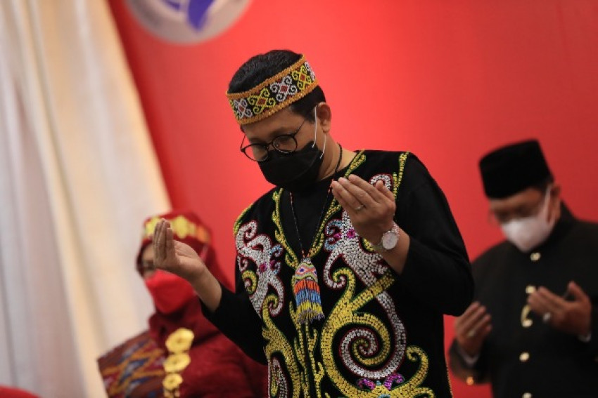 Ikuti Upacara Kemerdekaan, Halim Iskandar Berpakaian Adat Dayak