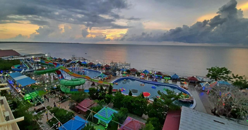 Menikmati Waterboom dan Wisata Pantai di Tope Jawa