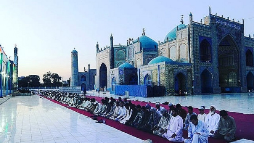 Masjid Biru Afghanistan dan Mitos Keberadaan Merpati Putih Salju