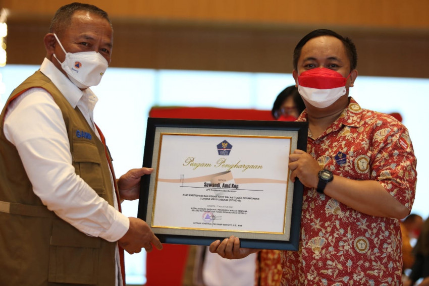 Satgas Beri Penghargaan Kepada Tenaga Kesehatan Pejuang Penanganan Covid-19