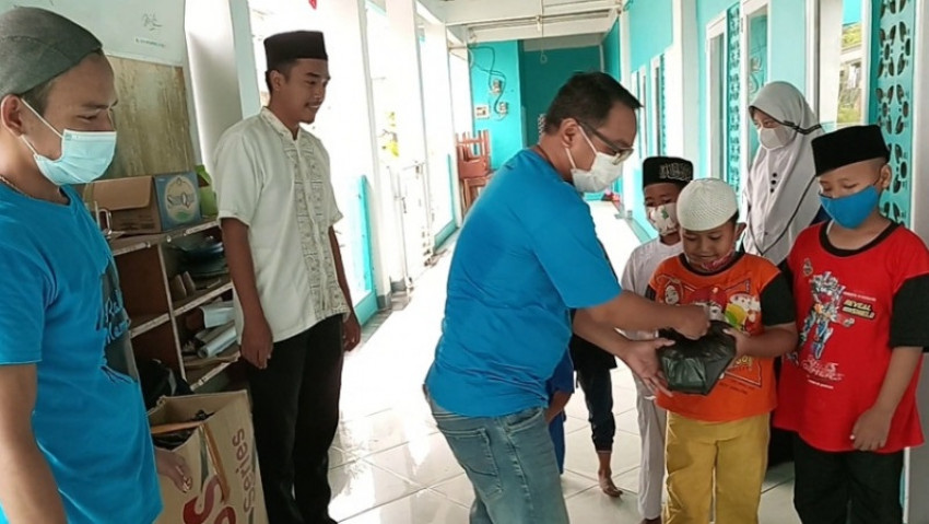 Komunitas Rakyat Memberi Bagikan Makanan ke Anak Yatim Tangerang