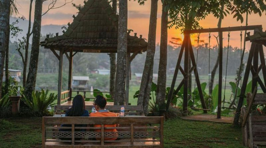 Kampoeng Banyumili, Resto Instagramable Berkonsep Alam Pedesaan