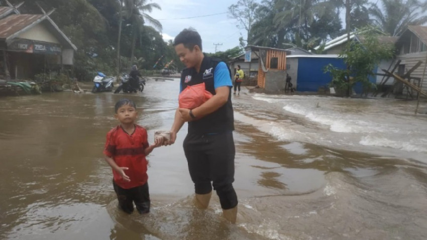 Bantuan Paket Makanan untuk Warga Terdampak Banjir di Seruyan