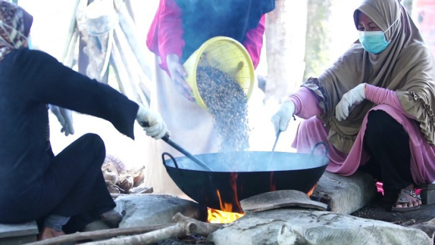 Kopi Nipah Panjang, Lewat Sungai Menembus Pasar