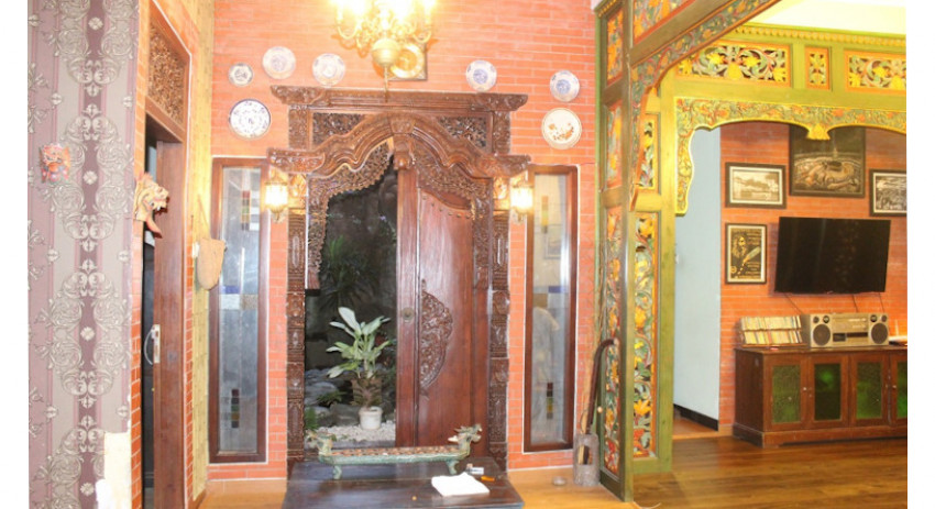 Interior Rasa Lawas lewat Gebyok hingga Poster Jadul dalam Hunian Modern