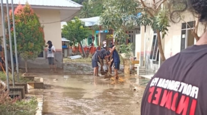 Komunitas Pemuda dan Mahasiswa Bantu Korban Banjir Mamuju