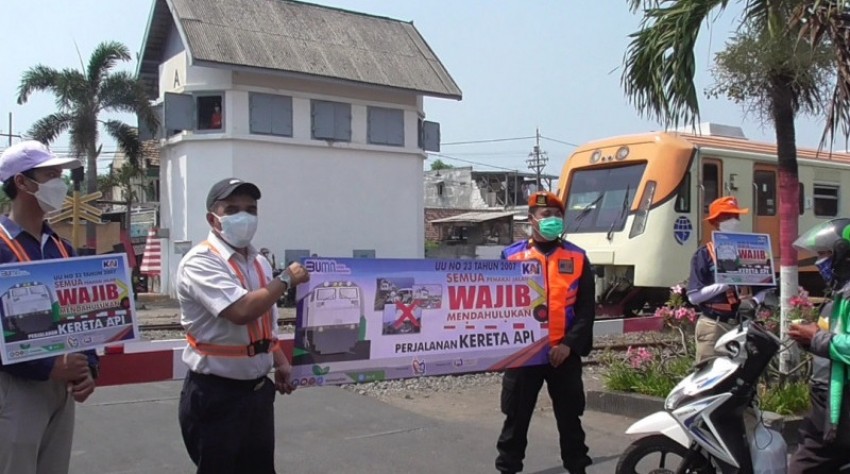 Pecinta Kereta Kampanyekan Keselamatan di Perlintasan Sebidang