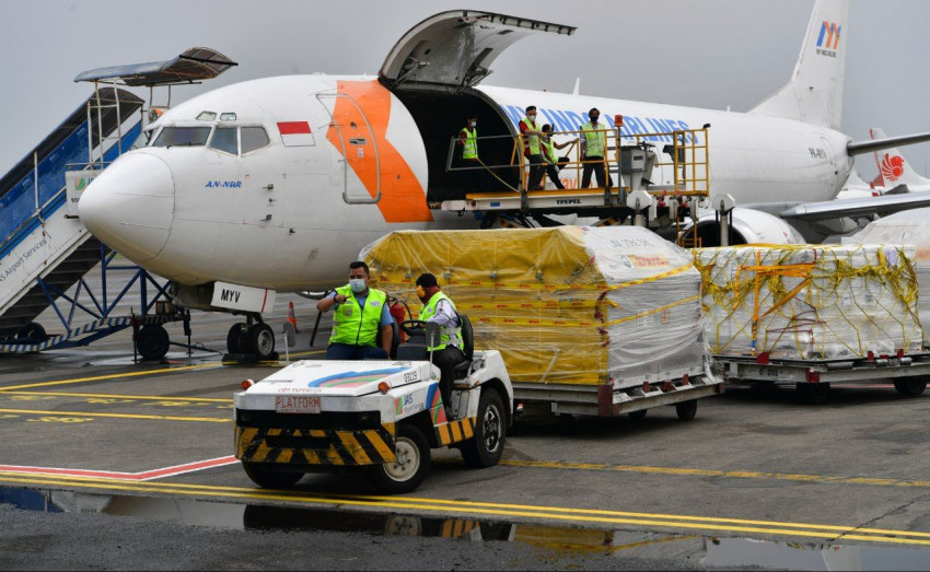 Bantuan 1,2 Juta Vaksin AstraZeneca Tiba di Soekarno-Hatta
