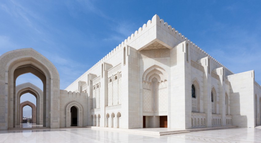 Masjid Oman Kembali Gelar Shalat Jumat, Jamaah Bergembira