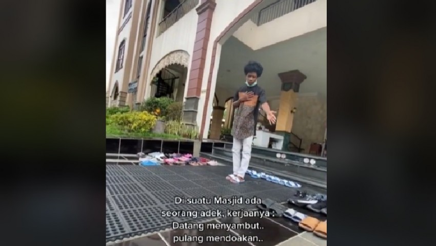 Video Viral Remaja Masjid Jadi Pramugara yang Layani Jamaah