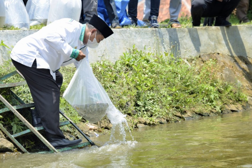 Kunjungi Ponpes Syamsul Huda, Uu Tebar 100 Ribu Benih Ikan