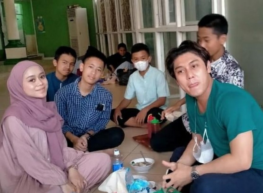 Lesty Kejora Jenguk Adik di Pesantren, Ustadz Yusuf Mansur Puji Sikap Sederhananya