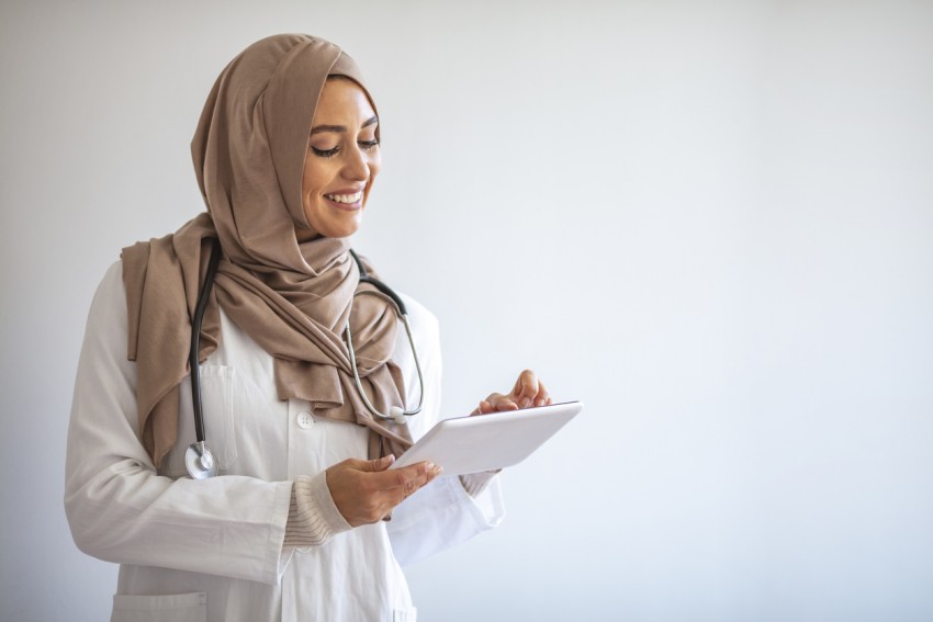 Hukum Perempuan Keluar Rumah Cari Nafkah dalam Majmu Fatawa