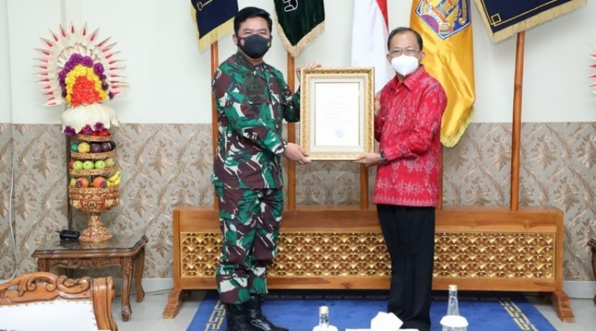 Panglima TNI Berikan Piagam Penghargaan kepada Gubernur dan Forkopimda Bali