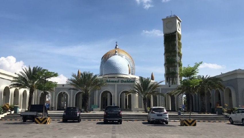 Menikmati Pesona Andalusia di Masjid KH Ahmad Dahlan Gresik