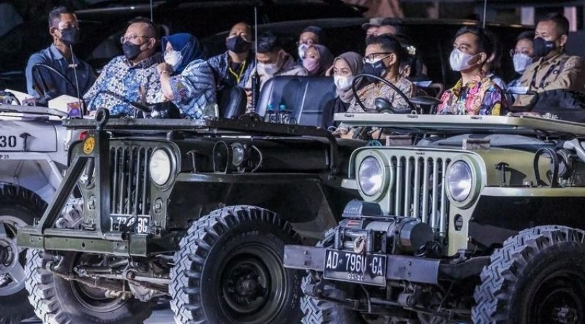 Menparekraf Nonton Konser Secara Drive In di Solo