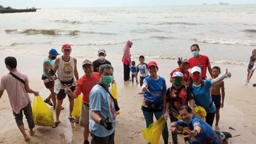 Klub Lari Lintas Alam Balikpapan Bersih-Bersih Pantai Monpera