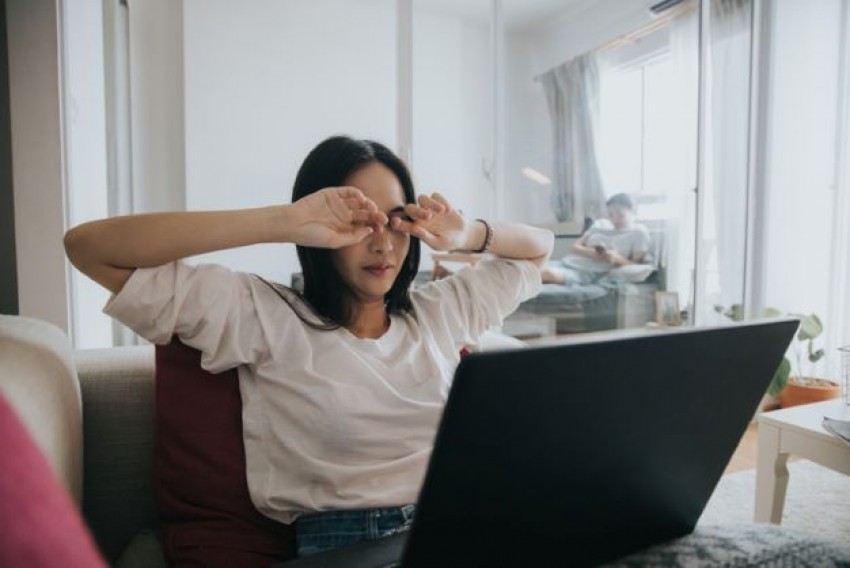 WFH Jadi Sering Lihat Layar Komputer? Hati-hati Serangan Computer Vision Syndrome