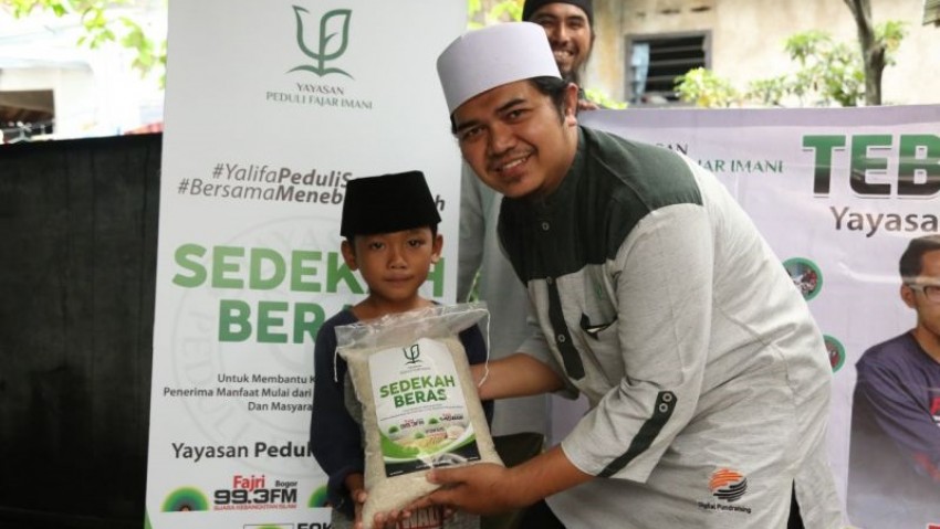 Ekspresikan Kegembiraan Maulid, Komunitas Berbagi Nasi Box Rutin Sedekah