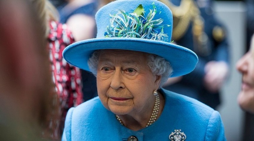 Ratu Elizabeth II Kembali ke Windsor Setelah Diperiksa di Rumah Sakit