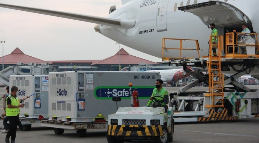 Indonesia Terima Kedatangan 1,1 Juta Vaksin Pfizer dan 800.000 AstraZeneca