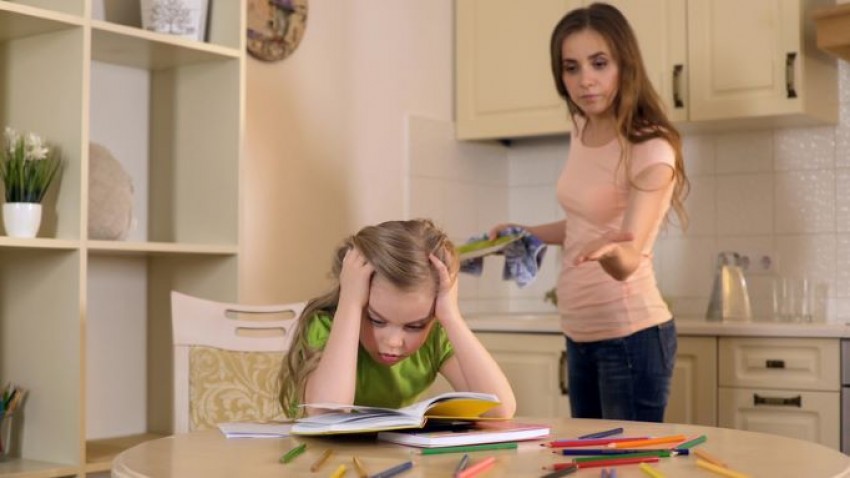 Jangan Diteruskan, Helicopter Parenting Bisa Merugikan Anak