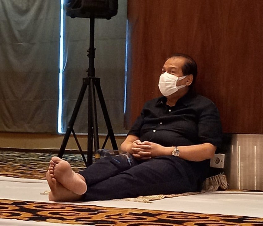 Di Tengah Kesibukan, Chairul Tanjung Sempatkan Diskusi dengan Staf di Masjid