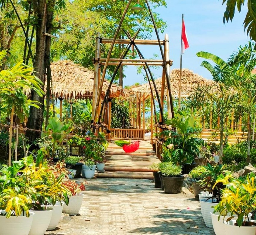Melirik Keindahan Masjid Saung yang Asri dan Nyaman