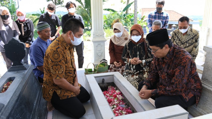 Rektor UNS Kunjungi Keluarga Gilang, Meninggal Saat Diklat Menwa