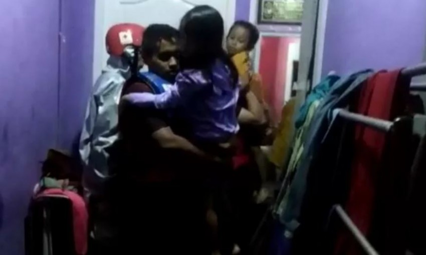 Relawan PMI Selamatkan Tiga Anak Terjebak Banjir di Sukabumi
