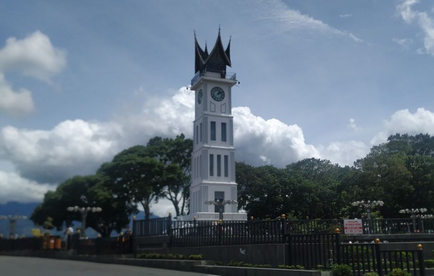 Jelang Shalat Jum'at di Bukittinggi, Sirine Jam Gadang Berbunyi Tanda Toko Harus Tutup