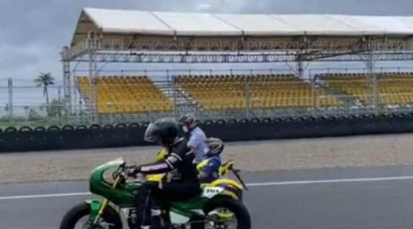 Aksi Presiden Jokowi Motoran di Sirkuit Mandalika