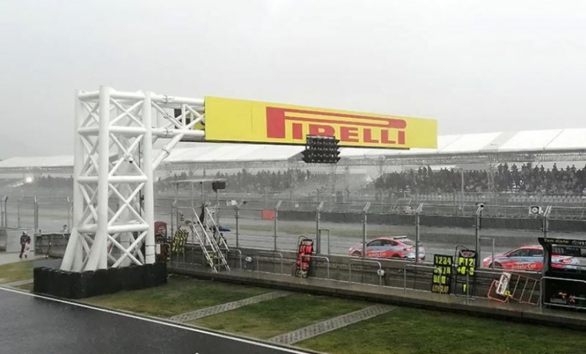 Cuaca Buruk Tunda Start Race 1 WSBK di Sirkuit Mandalika