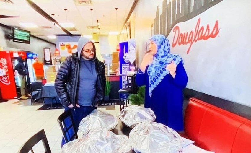 Pasangan Muslim Amerika Bagikan Kalkun Panggang Halal untuk Pengungsi Afghanistan